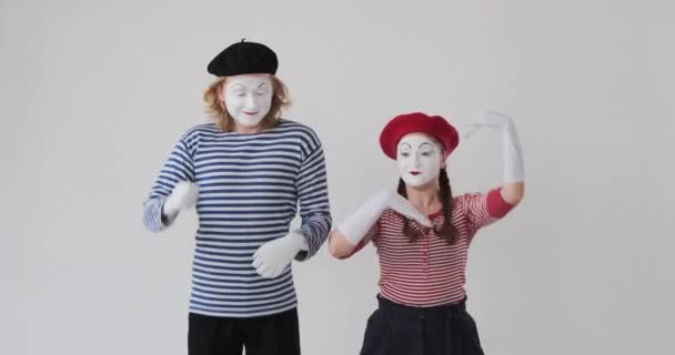 Mime-Künstler-Paar tanzt über weißem Hintergrund - Filmmaterial, Video