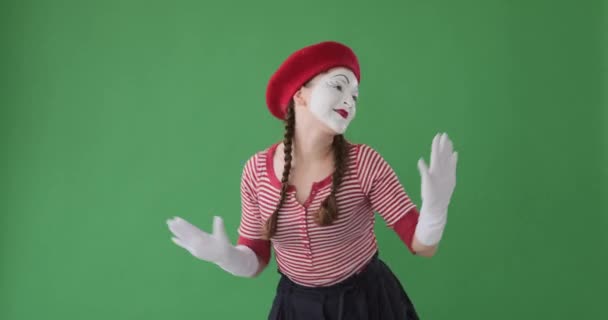 pantomim művész táncol a zöld háttér - Felvétel, videó