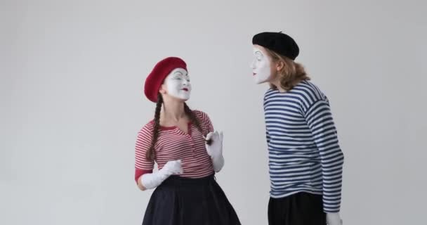 Nő pantomim tagadja csók férfi pantomim művész - Felvétel, videó
