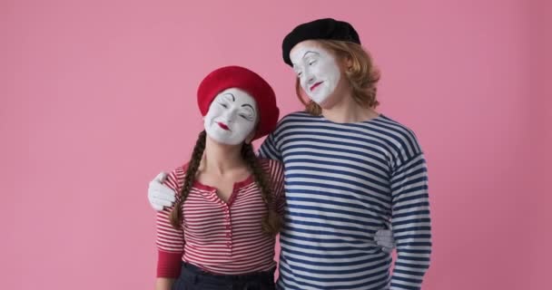 Loving mime artist couple embracing - Footage, Video