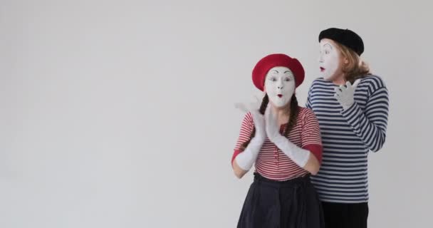 Deux artistes mime impressionnés en regardant quelque chose d'intéressant - Séquence, vidéo