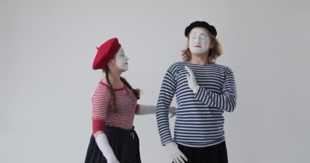 Férfi pantomim tagadja csók női pantomim művész - Felvétel, videó