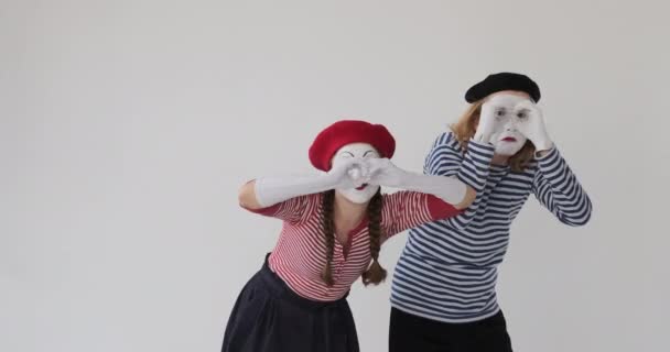 Staunende Pantomime beim Blick durch handgefertigte Ferngläser - Filmmaterial, Video