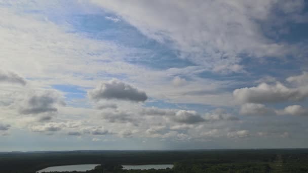 Volo attraverso nuvole in movimento il time lapse nuvole con il sole pomeridiano - Filmati, video