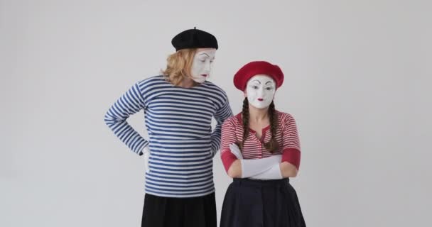 Ungeduldiges Mimen-Künstler-Paar wartet auf jemanden - Filmmaterial, Video