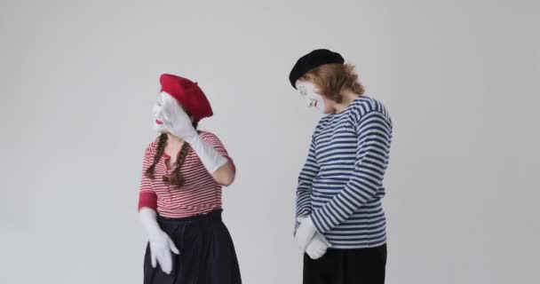 Két pantomim művész szégyenlős. - Felvétel, videó