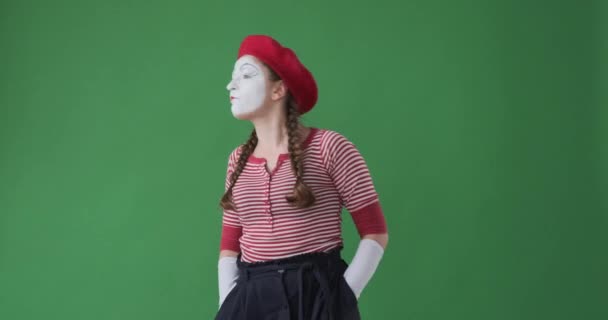 Türelmetlen pantomim művész ellenőrzése idő és hagyja - Felvétel, videó