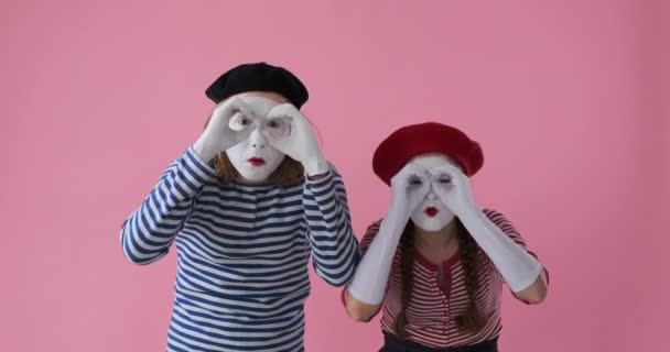 Staunende Pantomime beim Blick durch handgefertigte Ferngläser - Filmmaterial, Video
