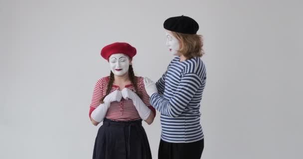 Mime man comforting crying female mime artist - Footage, Video