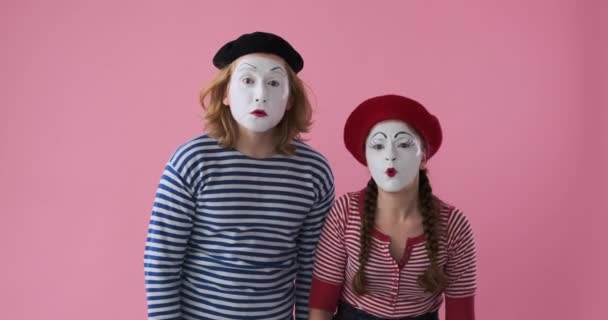 Mime-Künstler-Paar beeindruckt mit Bewunderung am anderen Ende - Filmmaterial, Video