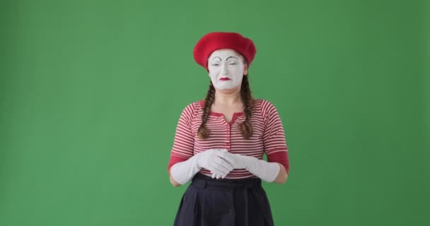 Mime artist crying over green background - Footage, Video
