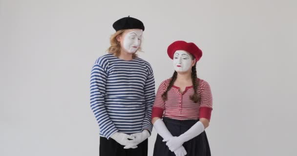 Herzzerreißende Mimik Künstler Paar weint über weißen Hintergrund - Filmmaterial, Video
