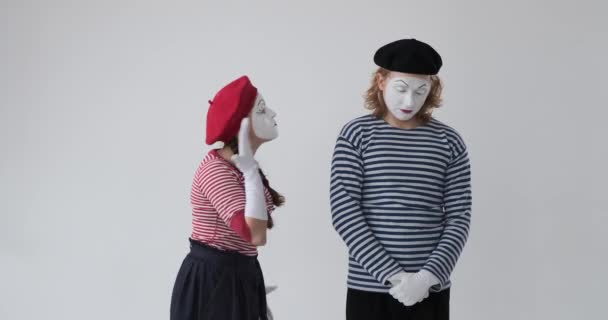 Mime woman scolding and arguing with man - Footage, Video