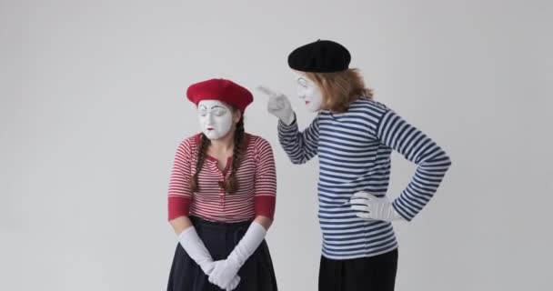Mime man scolding and arguing with woman - Footage, Video