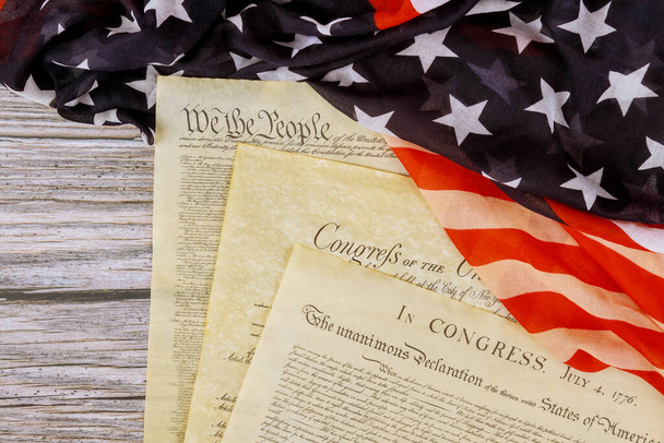 Старі історичні документи Washington DC про американську декларацію незалежності 4 липня 1776 року на прапорі США - Фото, зображення