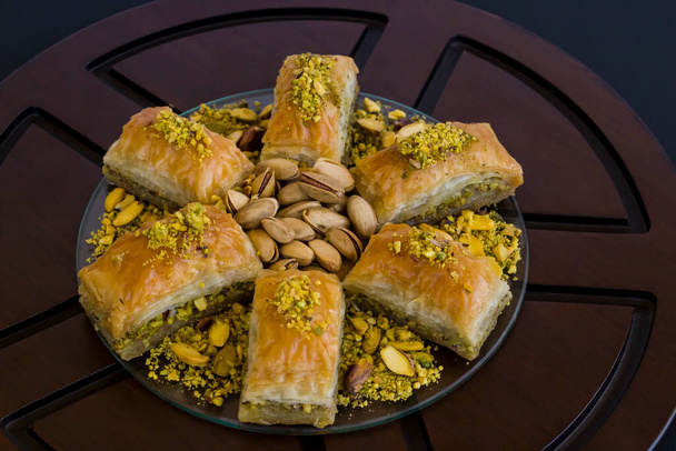 Geleneksel Türk Pastası Tatlısı, fıstıklı ahşap tabakta Pistachio Baklava. - Fotoğraf, Görsel
