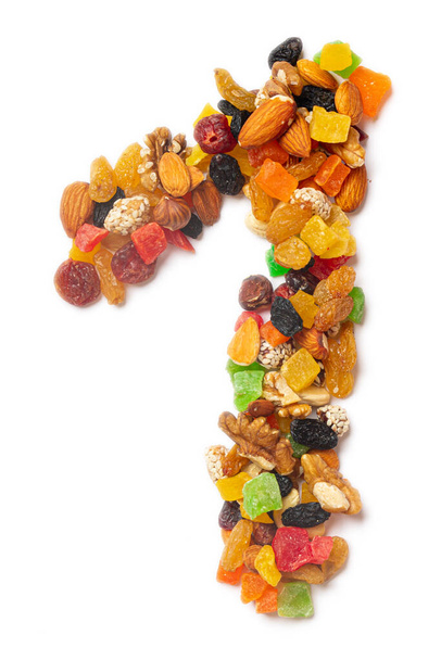 Arabská číslice "1" ze směsi lískových ořechů, mandlí, vlašských ořechů, kešú, semen, rozinek, kandovaného ovoce na bílém izolovaném pozadí. Potravinový vzor z ořechů.  - Fotografie, Obrázek