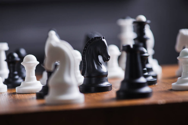 Pièces d'échecs blanches et noires sur le tableau noir - Photo, image