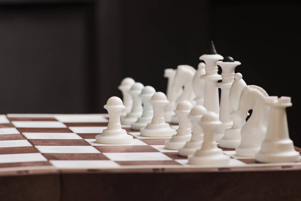 El comienzo de la partida de ajedrez, el primer movimiento de un peón blanco
 - Foto, Imagen
