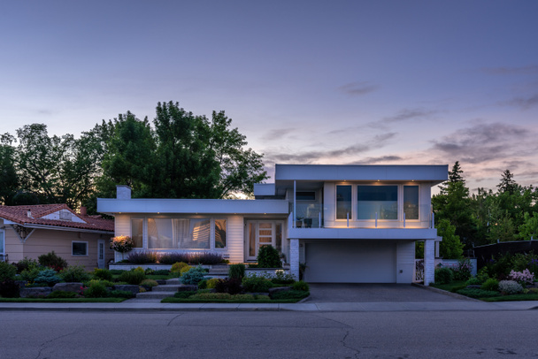 Uitzicht op een luxe voorstedelijke woning in Calgary, Canada. - Foto, afbeelding