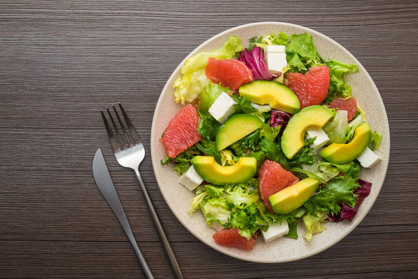 egészséges diétás ételek gyümölcs- és zöldségsalátával a fa asztalon. felülnézet - Fotó, kép