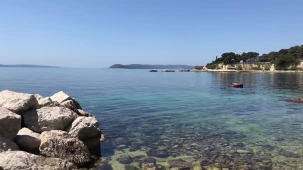 Guy relaxaci na plovoucí vzduchové lůžko na pobřeží Splitu Chorvatsko - Záběry, video