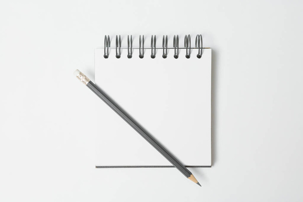 白を基調とした鉛筆とノートパッドのトップ表示 - 写真・画像