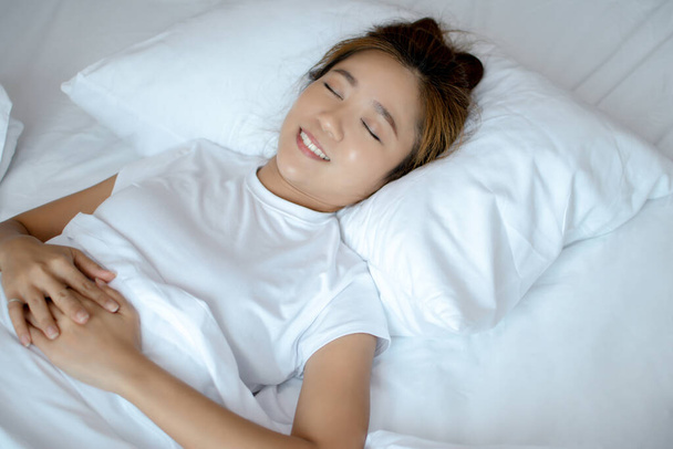 Asiatique femme dormir heureux et rêver sur un lit. - Photo, image