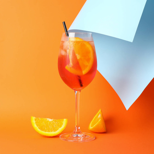 Aperol spritz cocktail em fundo de cor. Bebida de verão
 - Foto, Imagem