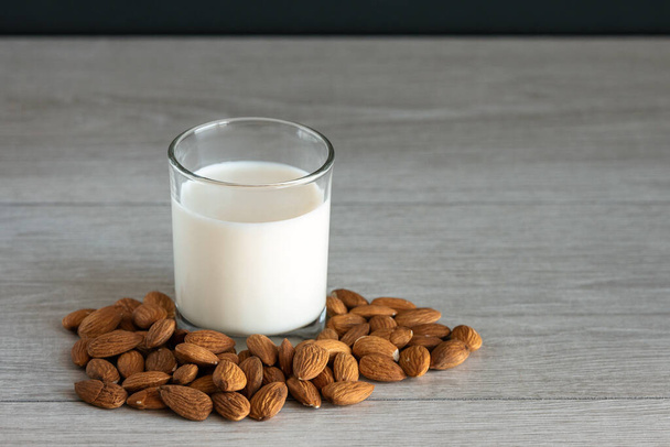 Latte alternativo non lattiero-caseario, latte di mandorla vegano  - Foto, immagini