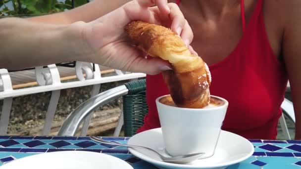 Italienisches Frühstück Croissant auf der Insel Elba - Filmmaterial, Video