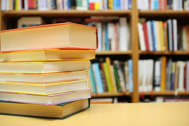  Стек книг у бібліотеці
 - Фото, зображення