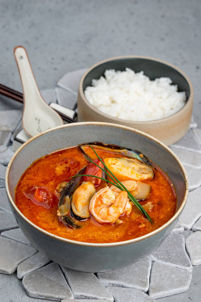 Tom Yam soup with a separate bowl of rice - Foto, Imagen