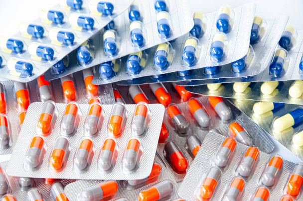 Farmaseuttiset pillerit lääke & kapseli antibiootit  - Valokuva, kuva