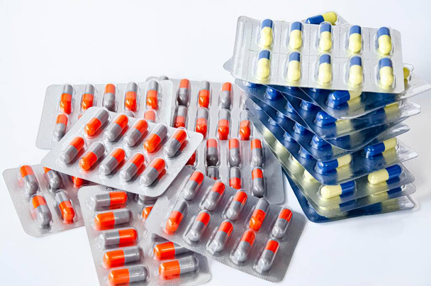 Pílulas farmacêuticas medicina & antibióticos cápsula
  - Foto, Imagem