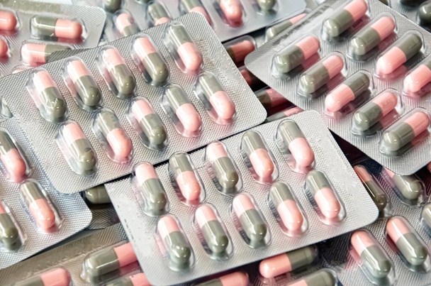 Píldoras farmacéuticas medicina & antibióticos cápsula
  - Foto, imagen