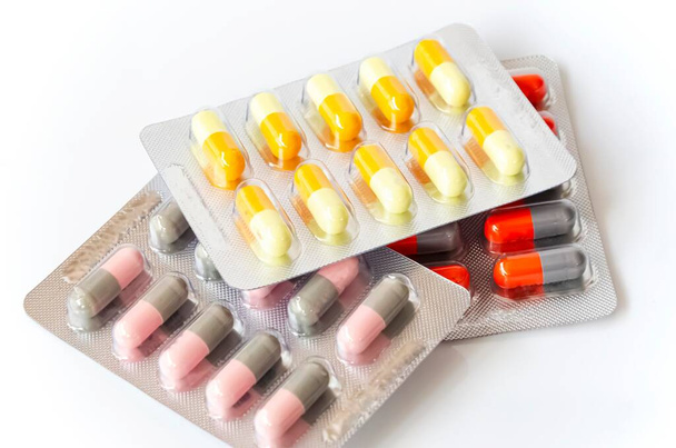 Фармацевтичні таблетки ліки та капсульні антибіотики
  - Фото, зображення