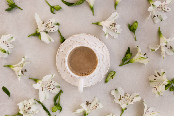 Ochtend koffie met bloemen over lichtgrijs tafelblad. - Foto, afbeelding