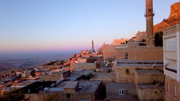 Mardin, Törökország - 2019. november: Time lapse video of sunrise over Mardin Old city cityscape - Felvétel, videó