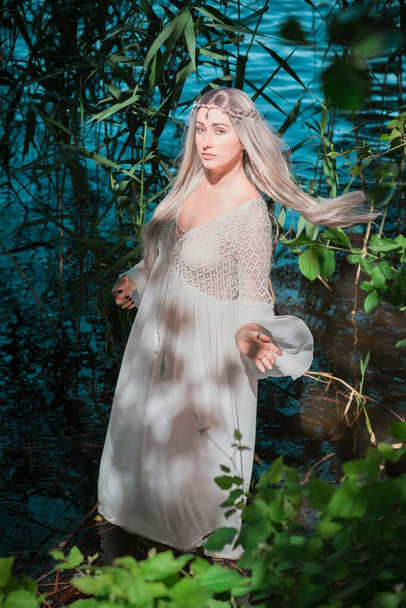 Старая европейская магия, мистическая языческая сцена, женщина в озере, ритуалы. Волшебное гадание в воде, ритуал. Психическое зрение, гадалка
 - Фото, изображение