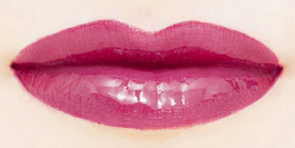 Labios femeninos con lápiz labial brillante o brillo labial para maquillaje y belleza - Foto, Imagen