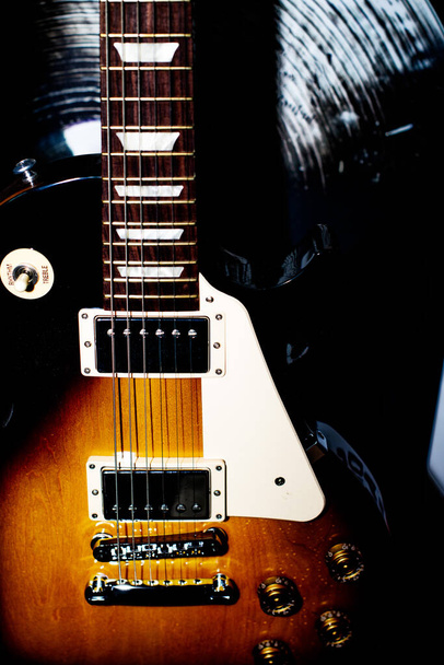 Siyah arkaplanda elektro gitar detayı - Fotoğraf, Görsel