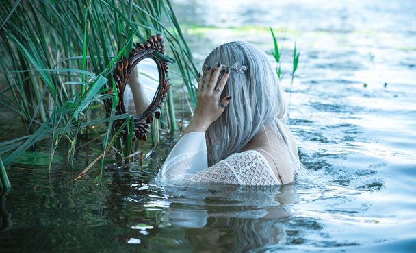 Мокрая девка на берегу озера
