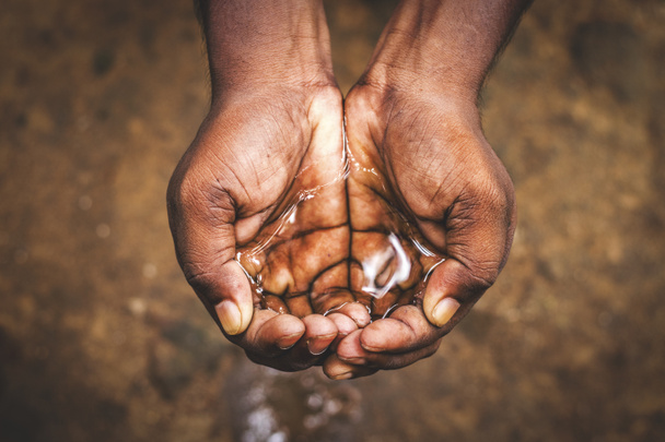 egy férfi kezében a víz, a víz válság Indiában és világszerte - Fotó, kép