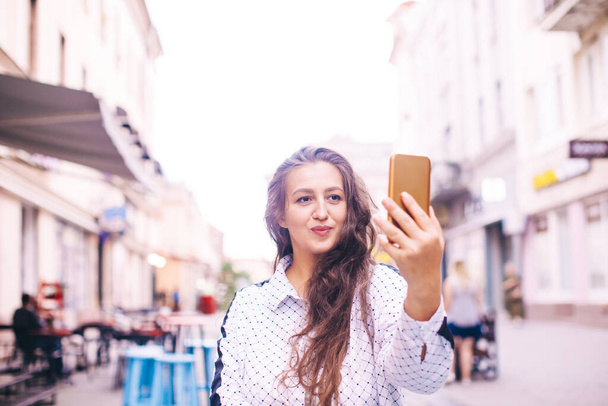Stylish beautiful woman making selfie in the city center - Foto, afbeelding