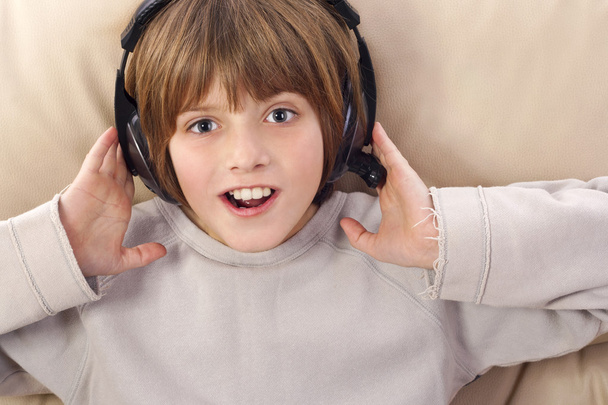 хлопчик слухає музику
 - Фото, зображення