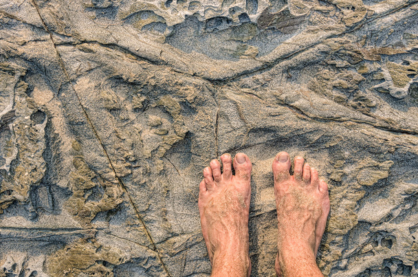 Descalzo humano sobre fondo de piedra
 - Foto, Imagen