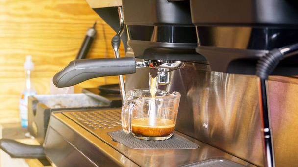 Preparar un café con una máquina de café en una cafetería
. - Foto, imagen