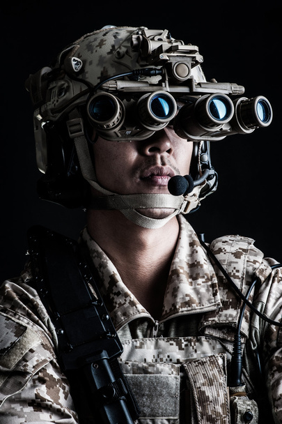 Soldat mit aggressiver Mode - Foto, Bild
