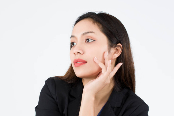 Gros plan des visages de femmes asiatiques à la peau saine. Soins du visage d'une femme qui travaille. - Photo, image